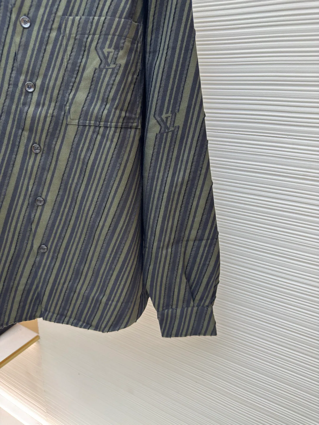 LOUIS VUITTON diagonal cut letter shirt ●Original version: Purchased and developed for 11900 ●Item number: 1680694-B90 ●Fabric: yarn-dyed rayon twill fabric ●Technology: jacquard production ●Version: fitted version ●Weight: about 570 grams ●Size: XS-S-M-L ●Description: The fabric is made of yarn-dyed rayon twill, with 150D polyester warp + wool-like rayon yarn in the weft. The high-speed rapier jacquard machine is used to weave the gray fabric. The Y-plate is purchased and disassembled to test the yarn parameters. The patterns are drawn manually and the positioning letters are matched. The cloth is recycled and decorated, and the finished product is laid out with cutting and frilling techniques. The front pockets are hand-cut with restored flower positioning letters, the front twill is restored with flowers, and the back panel is completely positioned on the Y version. The entire garment uses more than two meters of fabric for a single piece, which is extremely waste! The overall wiring is straight and delicate, the fabric is comfortable and soft, and the color is consistent without color difference. It can be matched with the same style to create a fashionable look and control various occasions. Customized accessories, complete with three standards, same style for men and women!